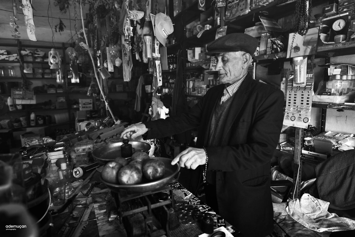 SUMBAS GAFFARLI 
Köyünün En Değerli Koca Çınarı 

Sumbas'ın Gaffarlı köyü Taşköprü bakkalı Ramazan (Bekir) CAN'ın vefat haberini duymanın üzüntüsünü içerisindeyiz.

Merhuma Allah’tan Rahmet; ailesine, sabır ve başsağlığı diliyoruz.
Mekanı cennet,olsun iyi yürekli insan....