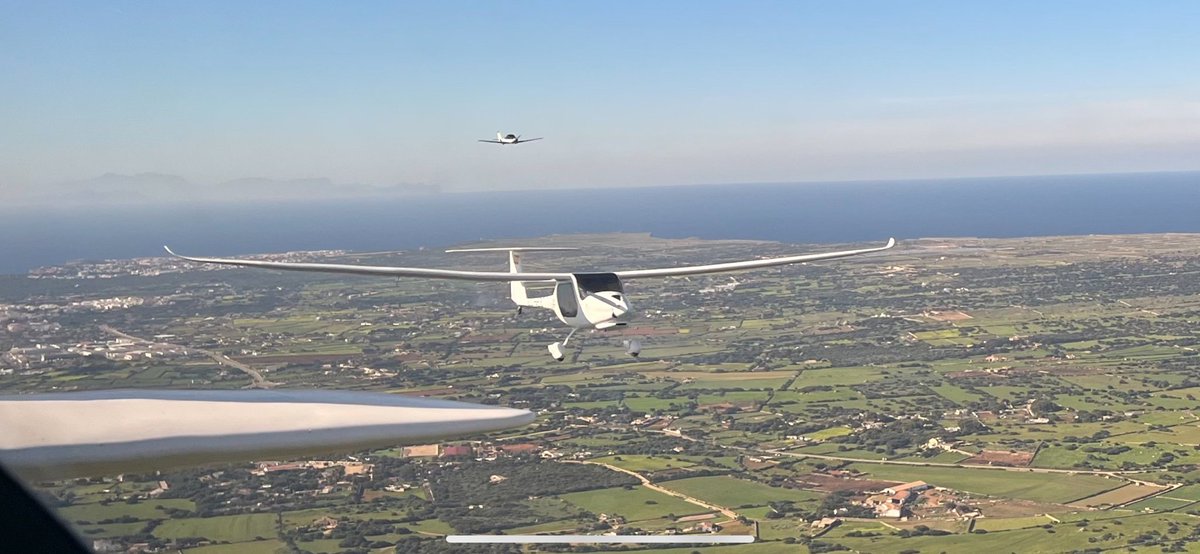 controladores's tweet photo. Hoy vuelta aérea a #Menorca operando desde el aeródromo de San Luis (LESL). 17 aeronaves en 4 formaciones con indicativos  TONI1-TONI2-TONI3-TONI4 para celebrar la festividad de Sant Antoni, patrón de Menorca, que se celebra el 17 de enero. #Curiosidades https://t.co/NrDqKBhwVt