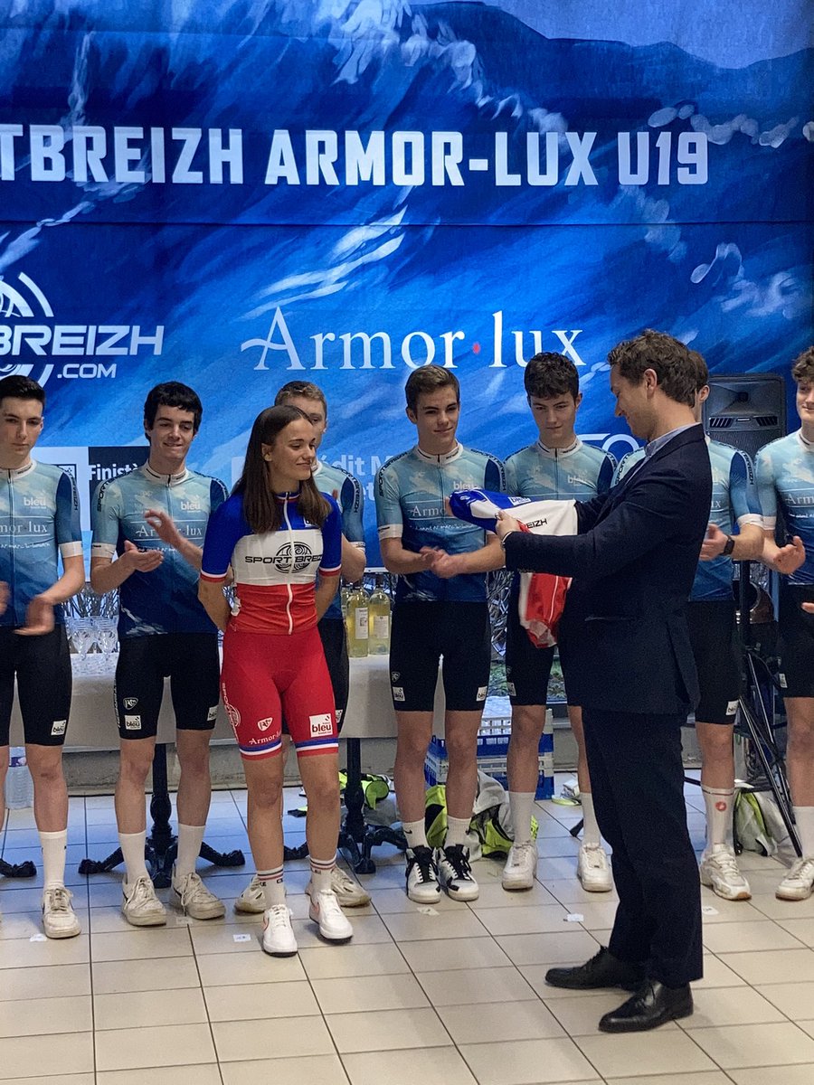Play_To_B's tweet photo. 🚲 Belle Présentation aujourd’hui du #TeamSportBreizh @BretonArmorLux en présence de messieurs Jean-Guy Le Floch et @MaeldeCalan !

L’occasion de mettre en avant le cyclisme finistérien porté par @GMusset et toute l’équipe de @sportbreizhcom. https://t.co/G9bkIfEfrW