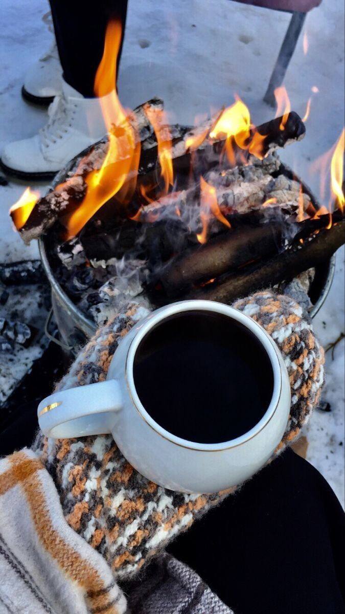 lolyev222's tweet photo. winter has finally come, it's time for warmth and love, warm each other, or stock up on tea https://t.co/POkaQjVDtU