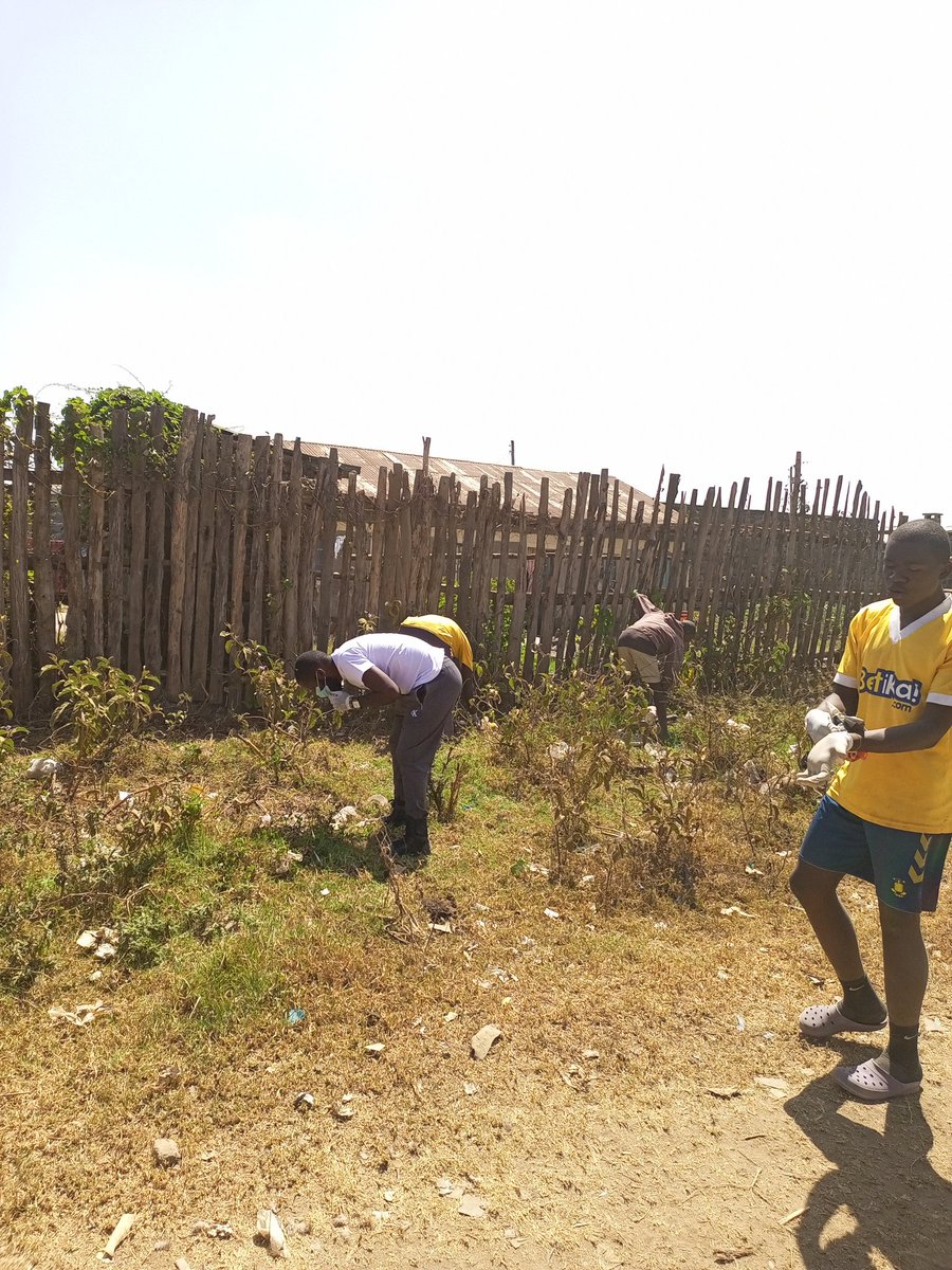 titus_kims's tweet photo. Football team taking part in the conservation.
Today i joined @FCACMANYANI  football team in a clean up in Bondeni Area,Nakuru county.
Its our joint responsibility to take care of environment.
@susankihika @ManUtd @MarcusRashford 
@HonTuya  @evakimathi @CLEANUPKENYADAY @Casemiro https://t.co/d6r0YX7H17