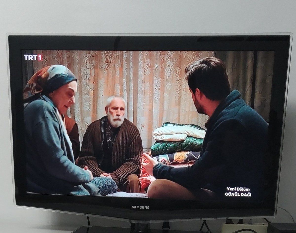 Ciritçi dede, öğretmen kaynana her gün öğretmen kızın yanındalar akıllarına o gelmiyor saçmalığa bak. 🫣
#AnaOcağı
#GönülDağı ⛰️🐎
#ÖzüSözüİnsan 
<a href="/trt1/">TRT 1</a> <a href="/gonuldagitrt/">Gönül Dağı</a>