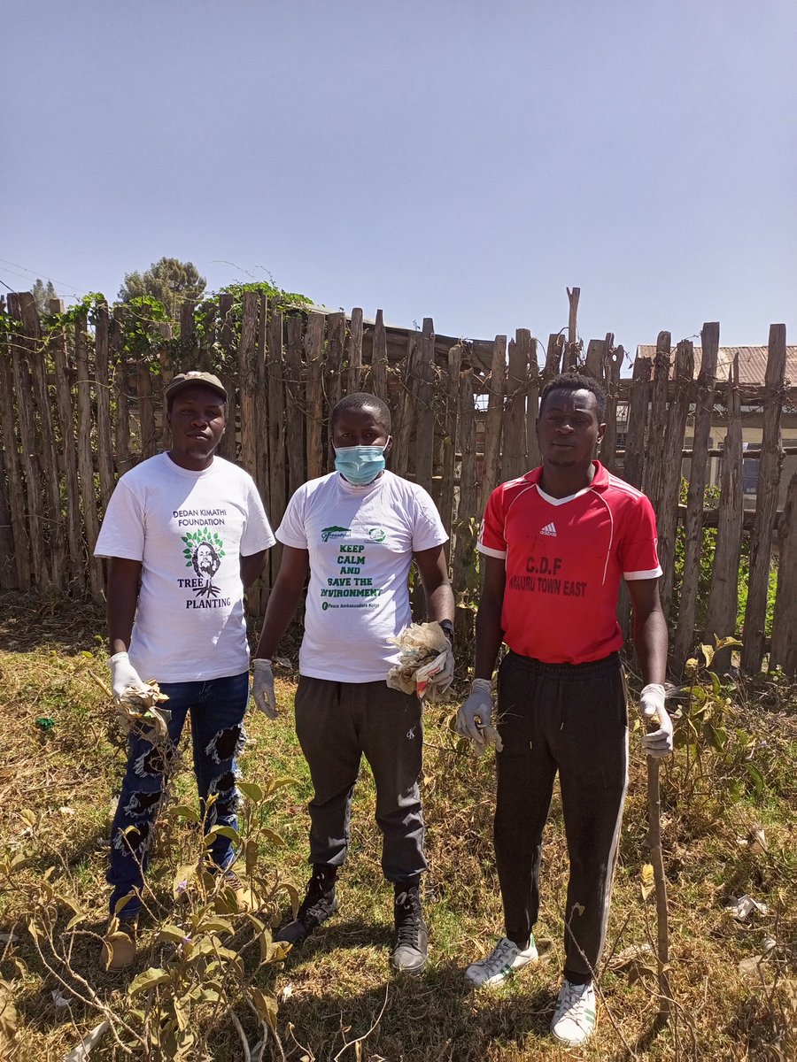 titus_kims's tweet photo. Football team taking part in the conservation.
Today i joined @FCACMANYANI  football team in a clean up in Bondeni Area,Nakuru county.
Its our joint responsibility to take care of environment.
@susankihika @ManUtd @MarcusRashford 
@HonTuya  @evakimathi @CLEANUPKENYADAY @Casemiro https://t.co/d6r0YX7H17