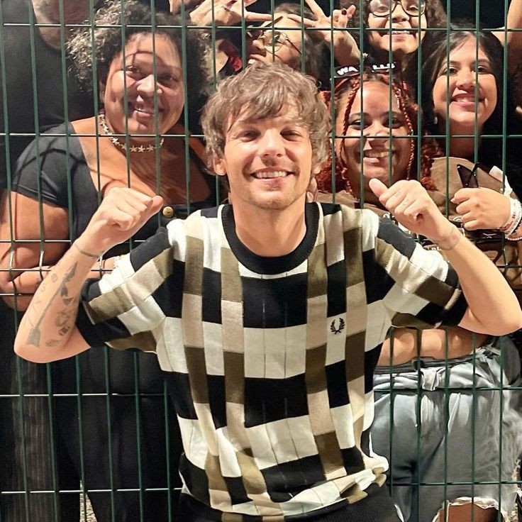 commonghosts's tweet photo. @HLDPromo @amitheonlyone_n I’m voting #Louies for #BestFanArmy at the #iHeartAwards! https://t.co/Apdvu0qgkv