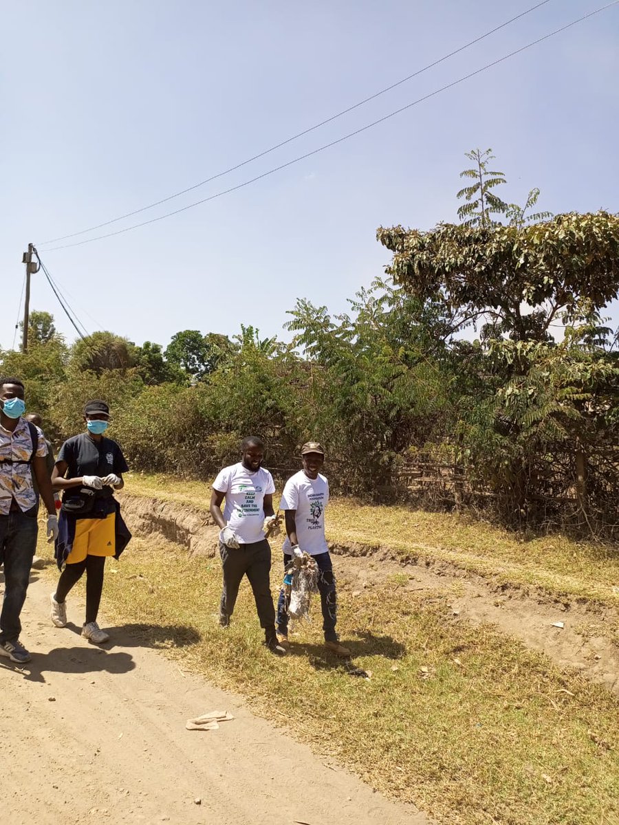 titus_kims's tweet photo. Football team taking part in the conservation.
Today i joined @FCACMANYANI  football team in a clean up in Bondeni Area,Nakuru county.
Its our joint responsibility to take care of environment.
@susankihika @ManUtd @MarcusRashford 
@HonTuya  @evakimathi @CLEANUPKENYADAY @Casemiro https://t.co/d6r0YX7H17