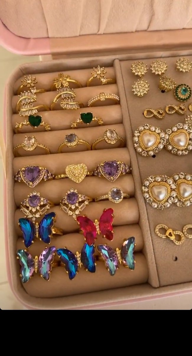talianabrios's tweet photo. Dios mío yo quiero todos los nuevos anillos que tiene Magus y más los de mariposaaaaaa 😭😍😍😍😍😍😍 https://t.co/93xmsD5TtO