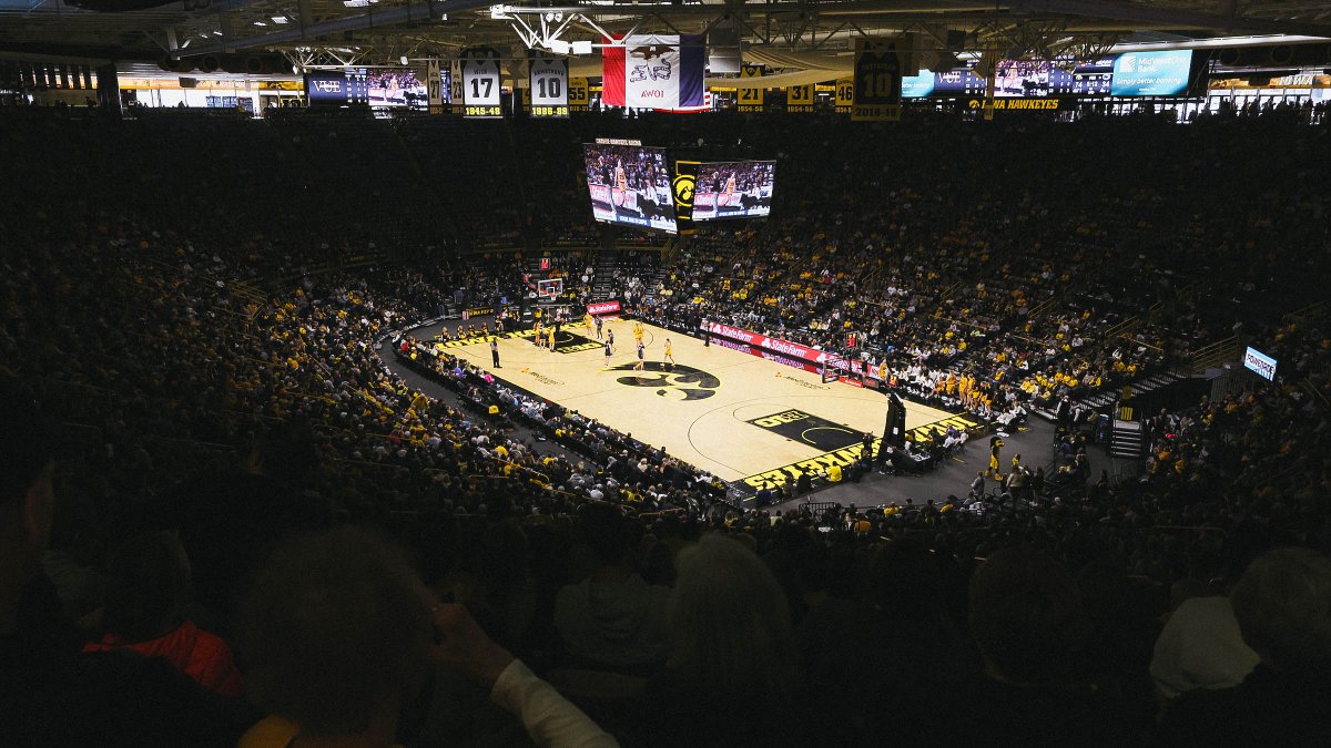 We love a Saturday spent with 12,436 of our closest friends 💛

#Hawkeyes