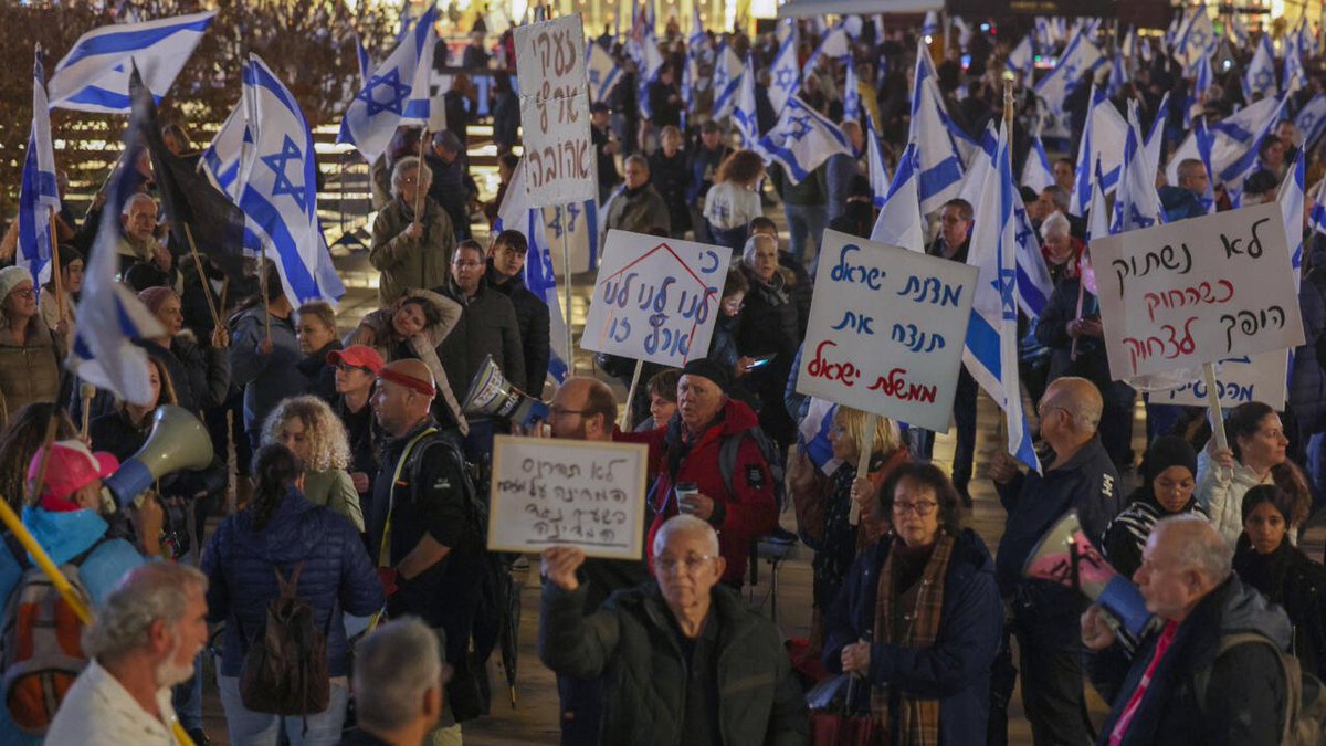 FaisalzUpdates's tweet photo. Around 80,000 Israeli protesters gathered at Tel Aviv's #Habima Square on Saturday evening as part of massive anti-government protests, according to a police assessment cited by Israeli media. The police are turning away arriving protesters because of heavy congestion in the area https://t.co/bR9noOR2Wp