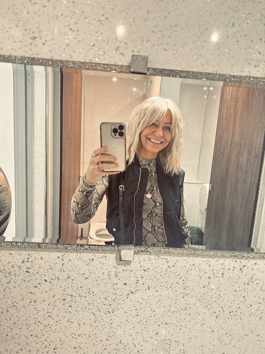 DeniseFarnan's tweet photo. What’s a Saturday night without a mirror selfie?! 😘 https://t.co/HvN0t1ETaO