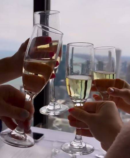 Weekends are a time to gather with friends and toast to new beginnings. What better place than The Signature Room® to catch up with old friends? Try not to get distracted by the view!

signatureroom.com/room/

📷: <a href="/mim/">mim</a>.v.s

#SignatureLounge #SignatureRoom #CelebrationEnvy  #View