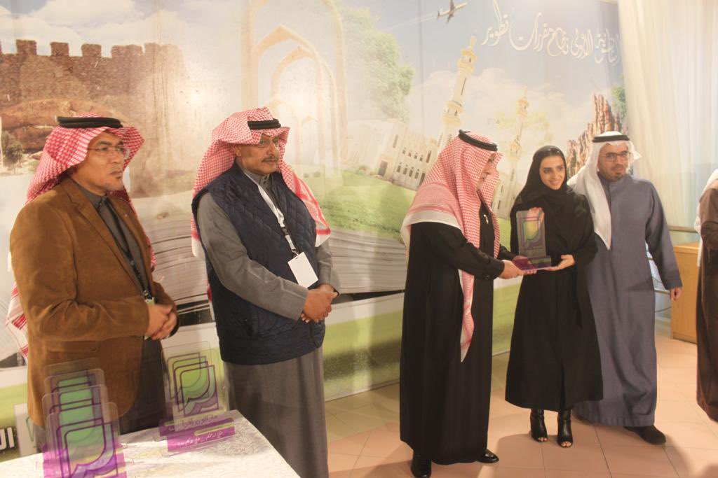 moe_tbk's tweet photo. مدير عام #تعليم_تبوك يرعي ختام فعاليات #ماراثون_أقرأ في مكتبة الثانوية الأولى ويكرم المشاركين والمشاركات واللجان المنظمة والجهات الداعمة.. https://t.co/LEESInNwpW