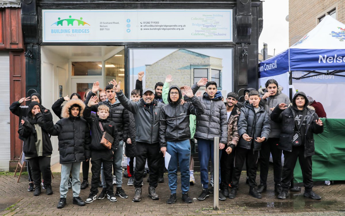 MHCC_PVoices's tweet photo. The Ripple Effect Launch took place at Building Bridges, the arts workshop, henna painting and food stall at BB the canoeing was on the canal at Morrison’s. MHCC college students helped organise and run event which was well attended @MarsdenHeights @Superslowway https://t.co/JMwXS2KUmR