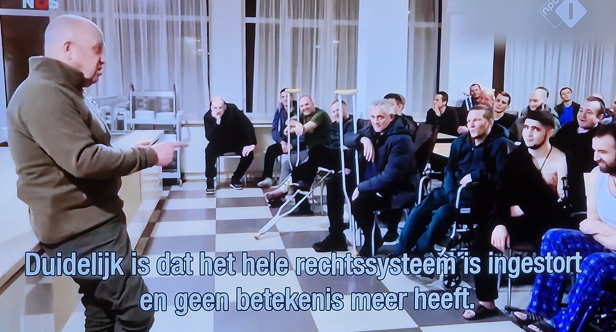 marcelbar8's tweet photo. Om verliezen aan gesneuvelde soldaten aan te vullen, maakt Rusland in Oekraïne gebruik van moordenaars uit gevangenissen. Die kunnen op 't slagveld opnieuw moorden. Als ze 't overleven zijn ze daarna vrij. Het rechtssysteem is ingestort. 
Wie is hier nu de nazistaat? #nosjournaal https://t.co/DkiN7ribQU