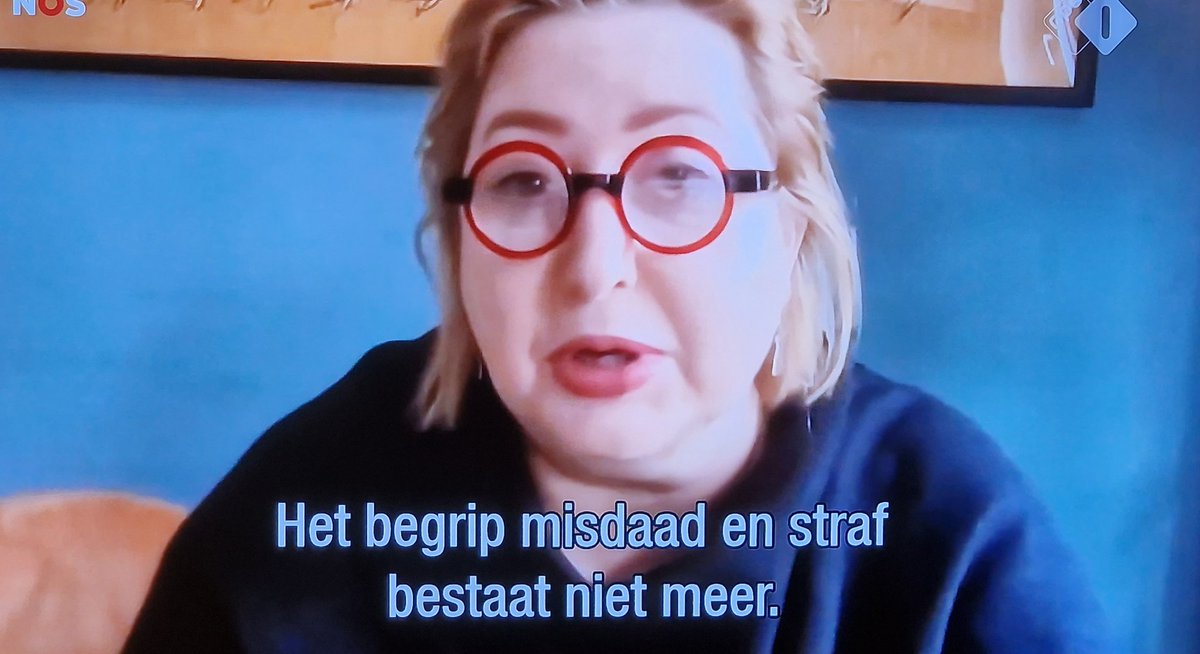 marcelbar8's tweet photo. Om verliezen aan gesneuvelde soldaten aan te vullen, maakt Rusland in Oekraïne gebruik van moordenaars uit gevangenissen. Die kunnen op 't slagveld opnieuw moorden. Als ze 't overleven zijn ze daarna vrij. Het rechtssysteem is ingestort. 
Wie is hier nu de nazistaat? #nosjournaal https://t.co/DkiN7ribQU