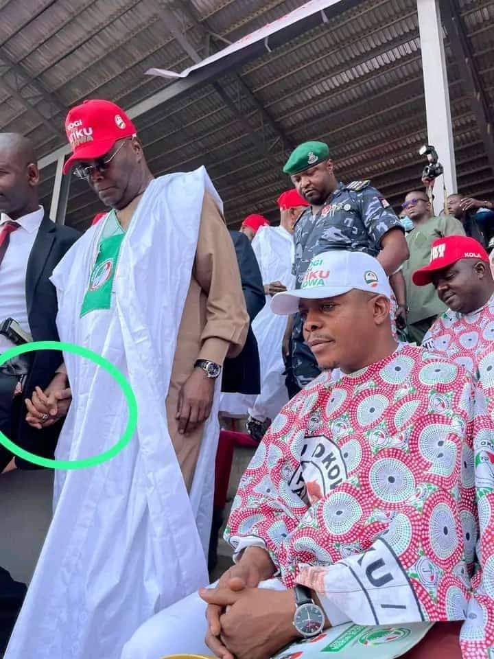 DeeOneAyekooto's tweet image. Atiku being assisted to walk in Kogi today.