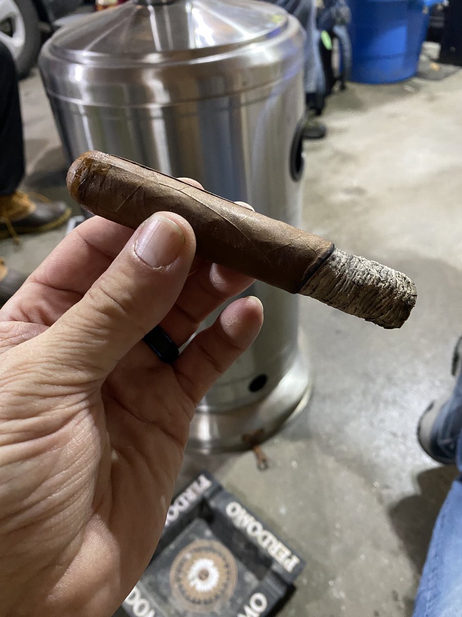 Keltrain13's tweet photo. 601 Labomba very solid!! Great ash!! ⁦@cigarsnobmag⁩ ⁦@CigarAficMag⁩ ⁦@CigarsIntl⁩ https://t.co/fsa8LQvz0r