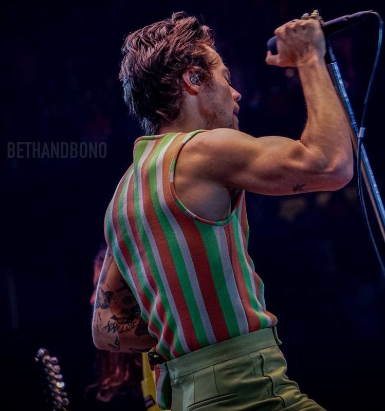 SoGoldenNiall's tweet photo. woah https://t.co/ayrcAuJEZN