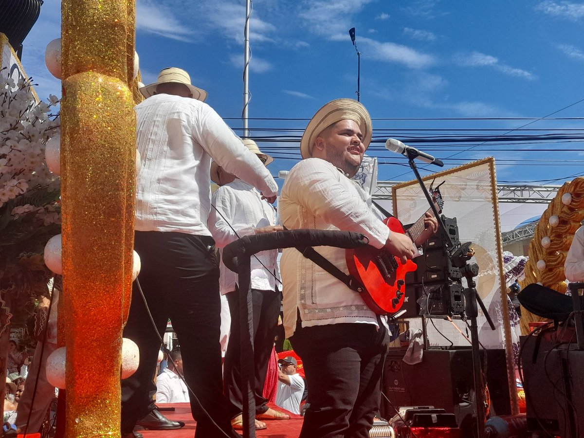 Telemetro's tweet photo. Polleras, polleras y más polleras... el traje típico de Panamá. El más bello de la bolita del mundo
#MilPollerasTM @alopanameno https://t.co/ocKQbZhp6d