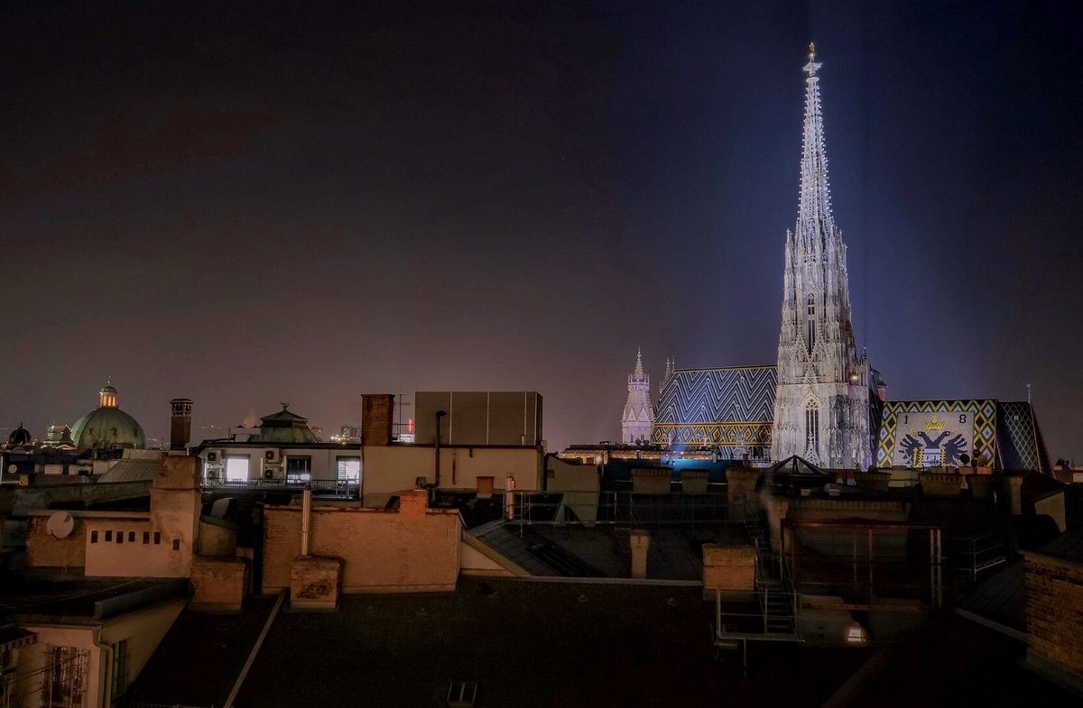 BenSostenuto's tweet photo. Good evening from Vienna ✨ 🎶
View of Stepansdom across the rooves of the first district in the centre of the city. Have a good night! 🙌🏼
#OldVienna #FirstDistrict #Stephansdom #JanuaryInVienna #HaveAGoodWeekend #VPO https://t.co/POeIlvvKik