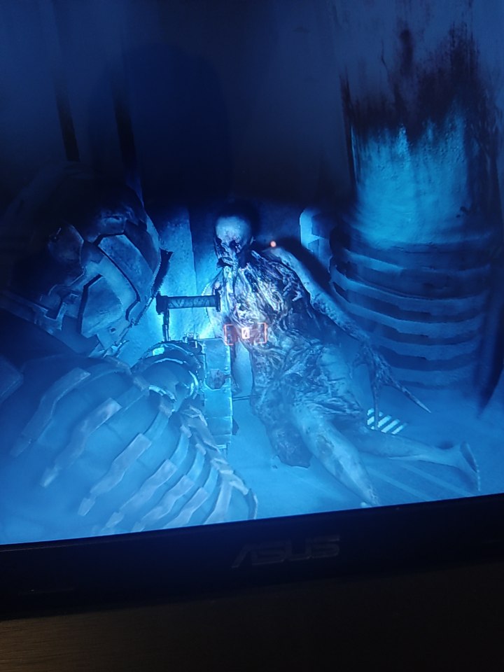 El paciente no tiene ojos, me escupe ácido, me pega, me agarra y me vomita.

¿ Qué más quieres hacerme ?

Suerte se como matarlos y memorizo sus ataques.