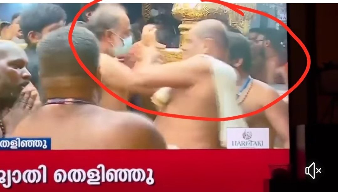 dheeraj_sreyas's tweet photo. Devaswom employee trying to attack the devotees who come to worship Ayyappa. This is extreme Ayyappa ninda. Sabarimala is not a place for the left government to show hooliganism.
#Sabarimala
#LeftTerror https://t.co/9duTvbROL1