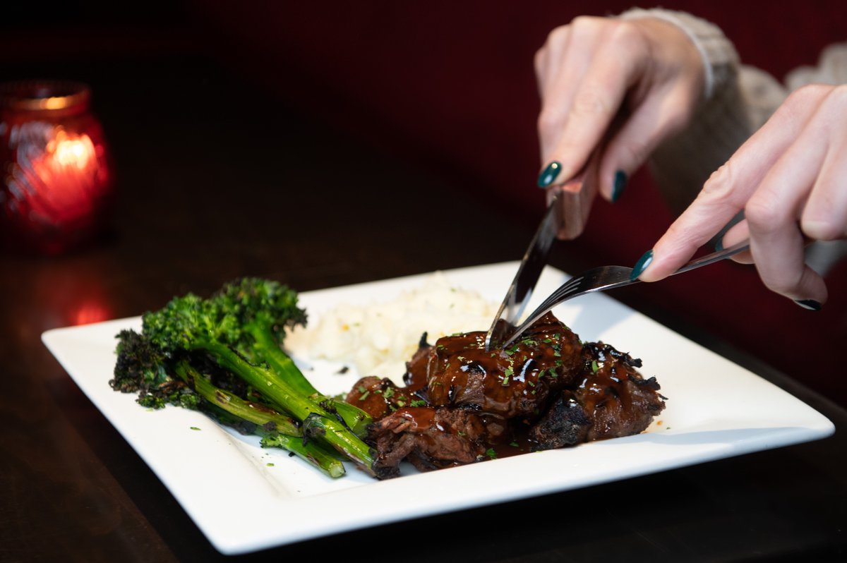 Steak with us 🥩 you won't regret trying our whiskey glazed bbq steak tips🍴served with a side of mashed potatoes &amp; broccolini🤤  #LansdownePub