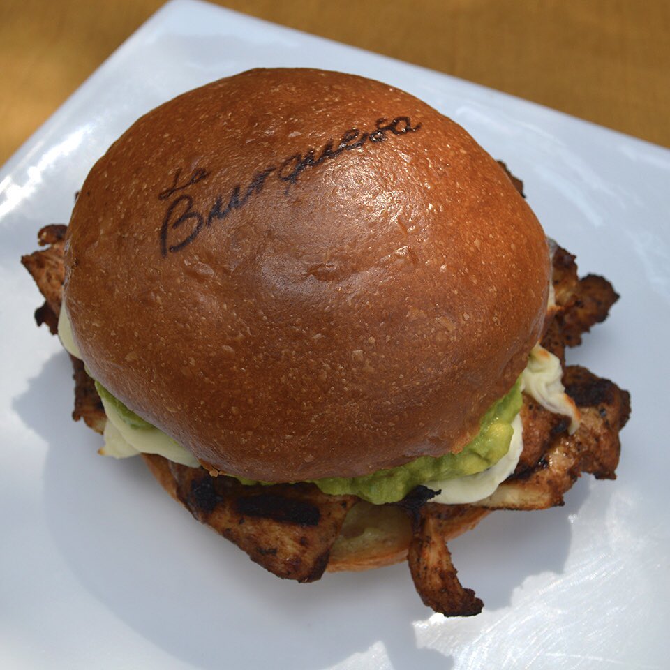 Sábado para consentirse con algo deli 😏
#LaBurguesa #hamburguesa #burger #pollomarinado #foodporn #consumelocal #cdmx