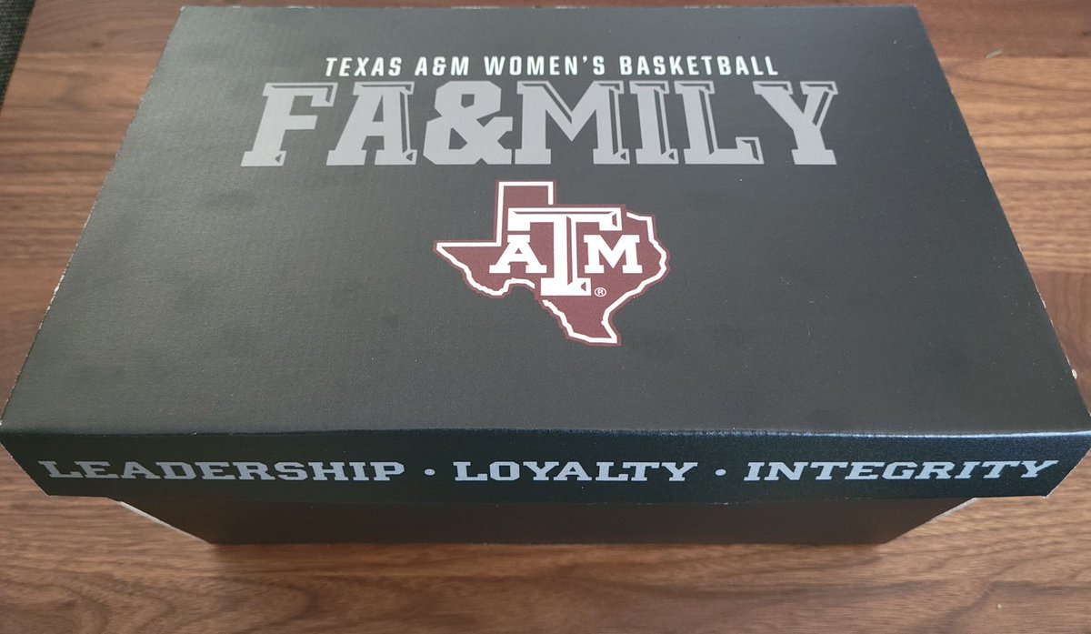 AD_DrLisa's tweet photo. Whoop! Thank you @CoachJoniTaylor, the staff, & the current players...cool swag for former @AggieWBB players!! Love, love my Aggie FA&MILY! I look forward to attending another home game soon!
#GigEm #AggiePride #wearetheaggiestheaggiesarewe #BTHOMS https://t.co/hnw8kvFgs1