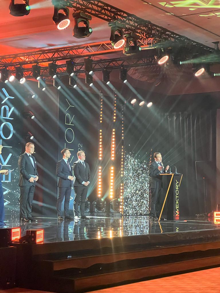 PracodawcyRP's tweet photo. Gala #Wektory2022 Za stworzenie przestrzeni, w której ponad podziałami zwyciężyło serce oddane naszym Przyjaciołom Ukrainy. Wektora Serca @PracodawcyRP otrzymuje Jacek #Furman, Prezes Zarządu #Aflofarm Farmacja Polska Sp. z o. o.👏✨ https://t.co/Wg1uV73GOd