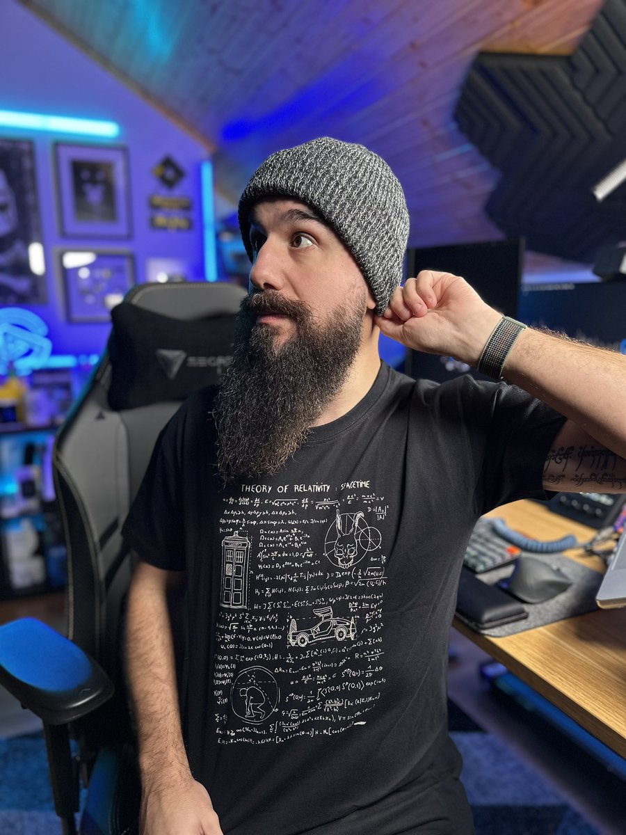 MoureDev's tweet photo. ¿Cuántas referencias conoces de mi camiseta? 🤔 https://t.co/rcqFwhubx3