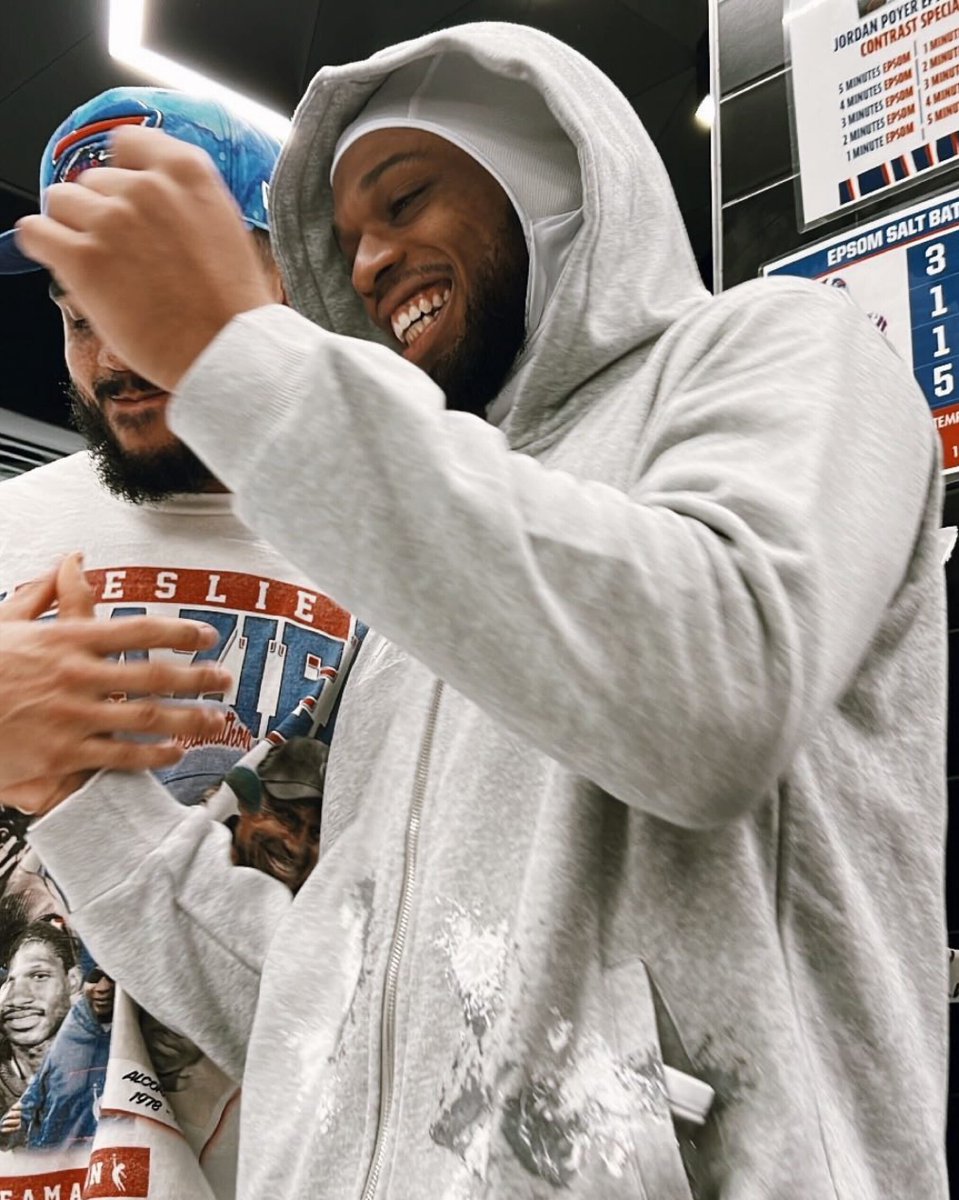 Damar Hamlin has reunited with his Bills teammates 🙌 ❤️ 💙 

(via <a href="/MatthewMilanoo/">Milano</a>)