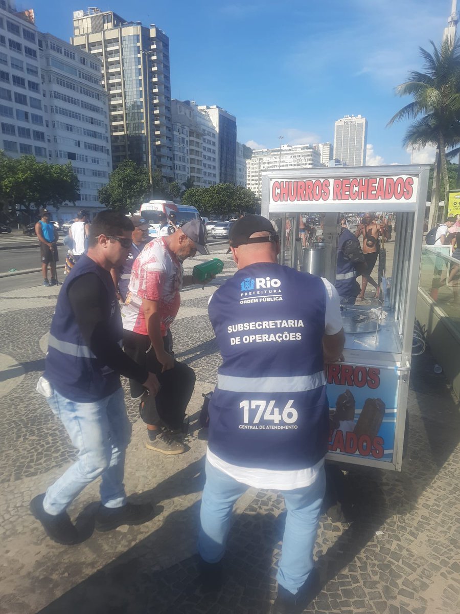 OthersideMetla's tweet photo. " Pobre não pode Trabalhar " 

Avenida Atlântica,  Copacabana 
Carrinho de churros apreendida. https://t.co/kSFk245anU