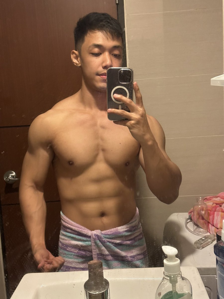 reeyogrande's tweet photo. Can’t sleep… I’ll just take a shower. Sabay ka crush? 🙈🙈 https://t.co/ZwXHg6KW3f