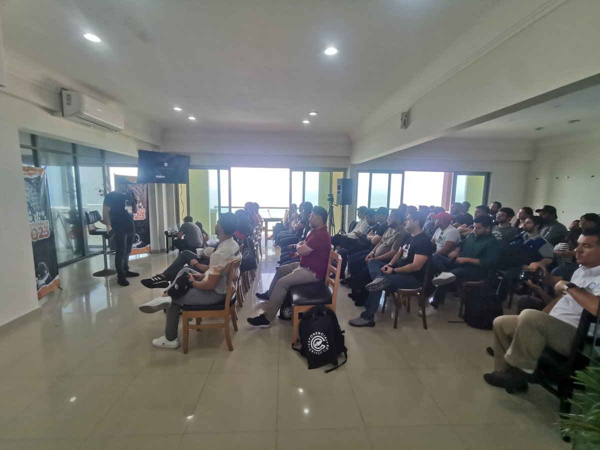 meximalist's tweet image. Arranca #CriptoMaza2023 de @ExponencialCC. @enriquecripto inaugura el evento en Mazatlán. Un hilo 🧵