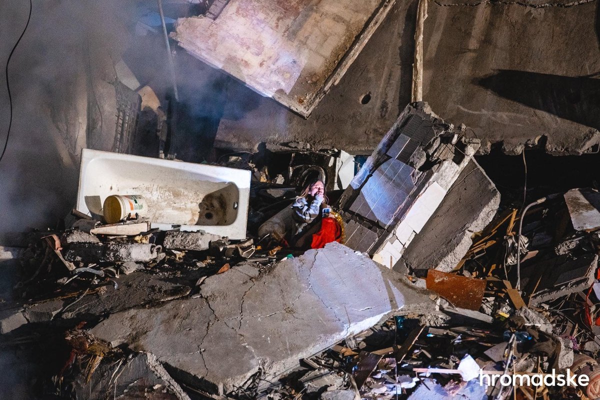 OstapYarysh's tweet photo. Heartbreaking images from Dnipro, #Ukraine. A girl sitting among the ruins and rubble that used to be her apartment. Russia destroyed it with a missile strike today. 

📷 Arsen Dzodzaev for @HromadskeUA. https://t.co/qElBFdu96H