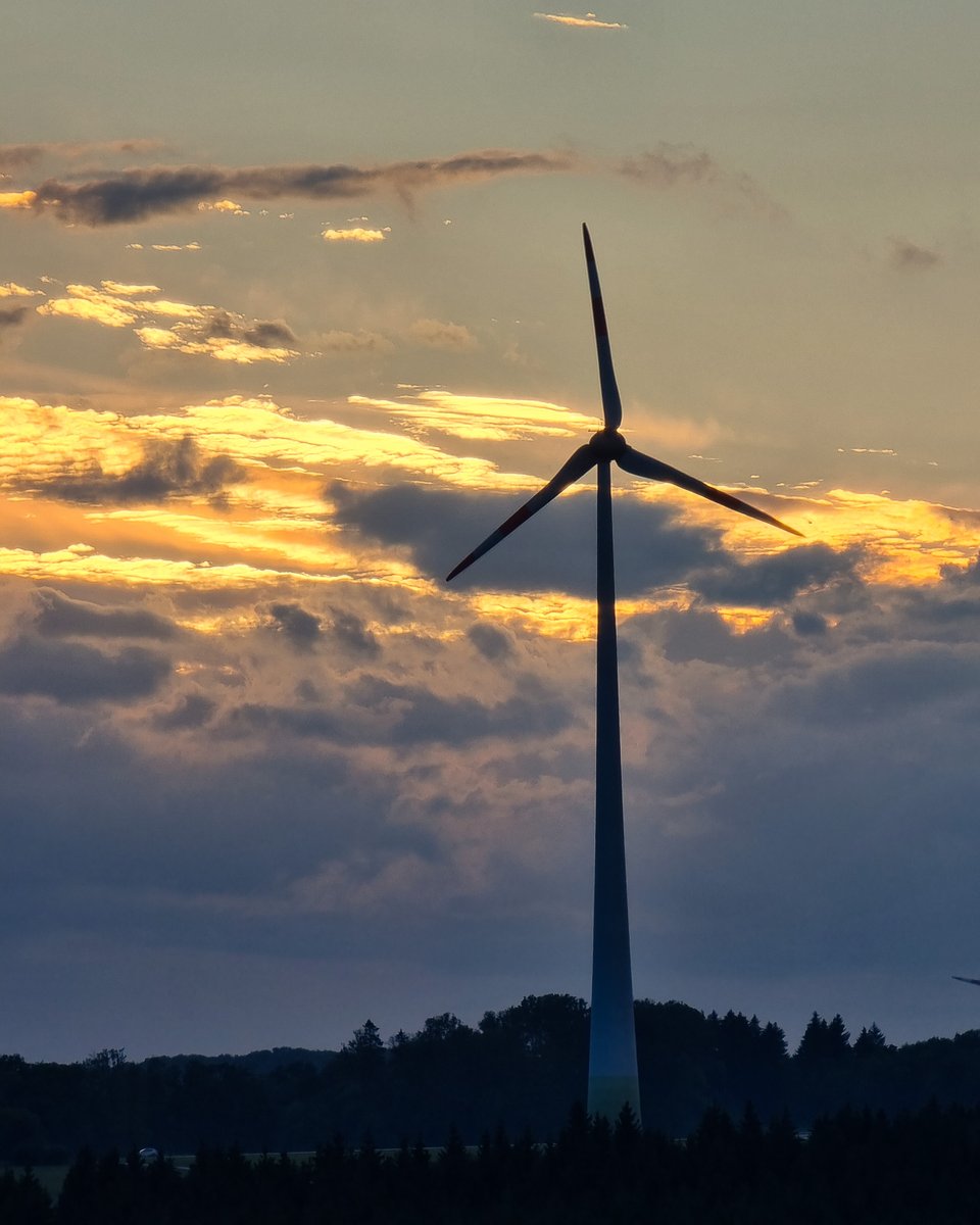 achimr's tweet photo. Windrad (2 MW) im hohen Westerwald - Dieses Wochenende ist wirklich richtig stürmisch. Vorhin zeigte die Stromverbrauchswebseite https://t.co/HoQzkUfJ3T eine 80%-Abdeckung des deutschen Stromverbrauchs durch regenerative Energie an, mit beeindruckenden 50 GW Windenergie. https://t.co/gJGBAE8wI5