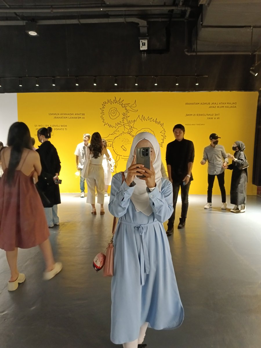 imnotsalmaa's tweet photo. It's a great2 experience 🤍 Rasanya duduk 1 hari dalam tu pun takpe 🥹💕 #vangogh #vangoghaliveinMalaysia #artexhibition https://t.co/0Ohn1IAUsr