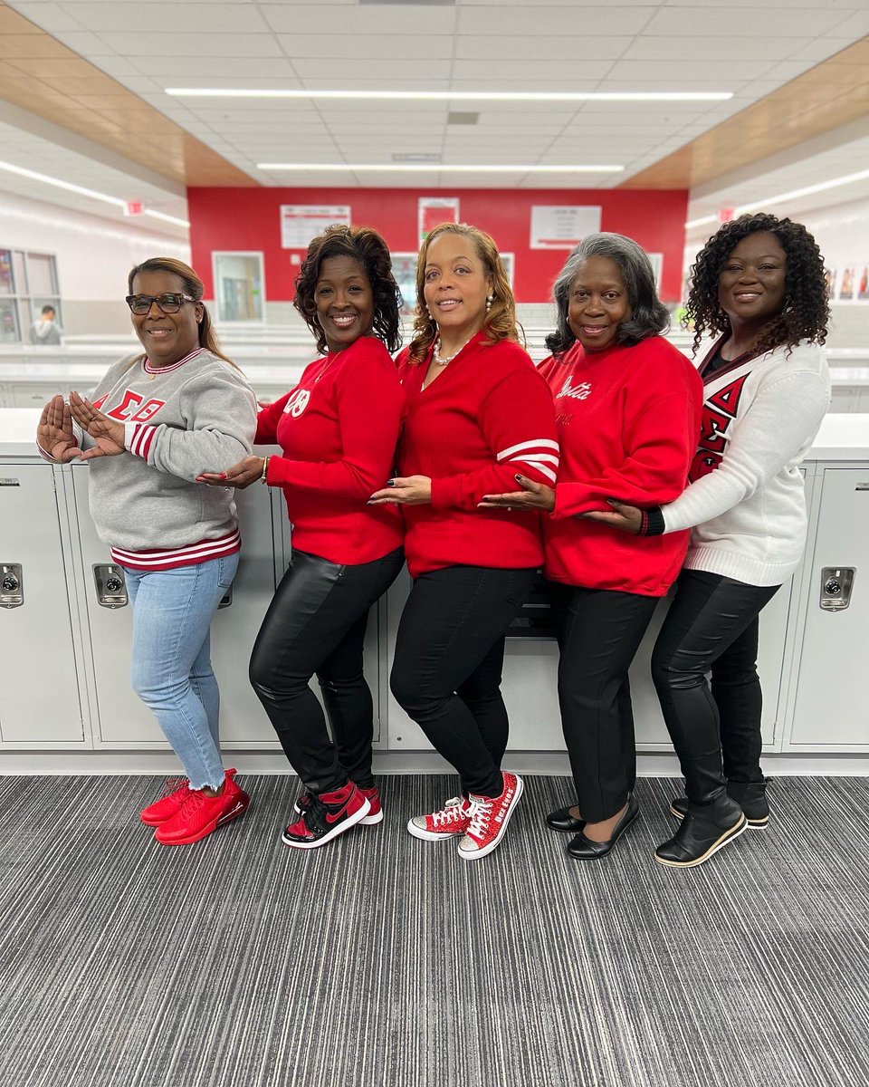 smply_chell's tweet photo. Happy Founders Day🐘🔺 #DST1913 #J13 #deltaeducators #deltasatshores #movingforwardwithfortitude https://t.co/AEO6eOG1GQ