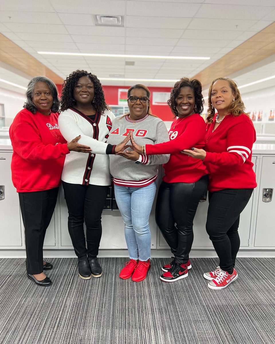 smply_chell's tweet photo. Happy Founders Day🐘🔺 #DST1913 #J13 #deltaeducators #deltasatshores #movingforwardwithfortitude https://t.co/AEO6eOG1GQ