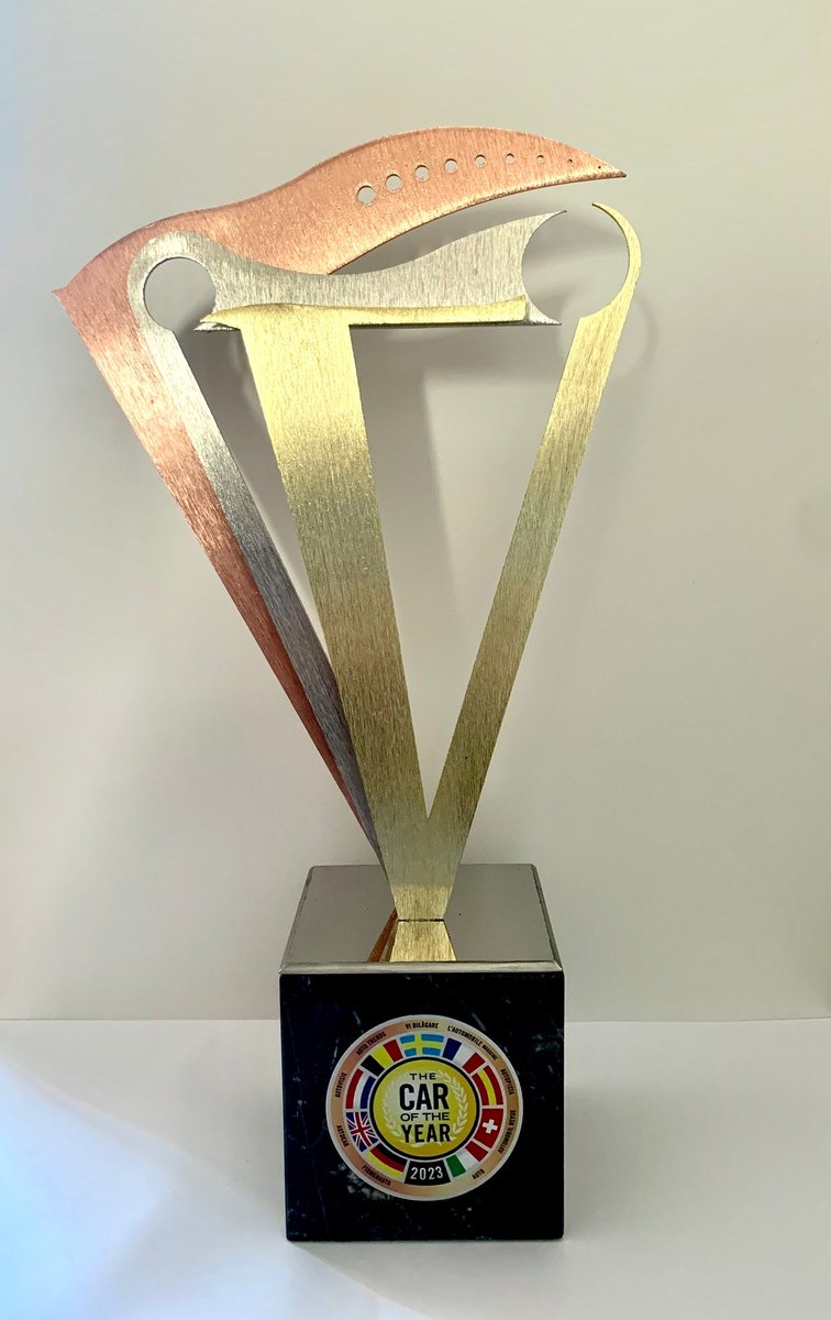 Este es el trofeo que luce en los cuarteles generales de Jeep tras ganar el Car of the Year 2023. Esta escultura/trofeo exclusivo se moderniza con motivo del 60 aniversario del COTY. Ah, y como viene sucediendo desde 2017, con autora española, la artista Arántzazu García Calderón