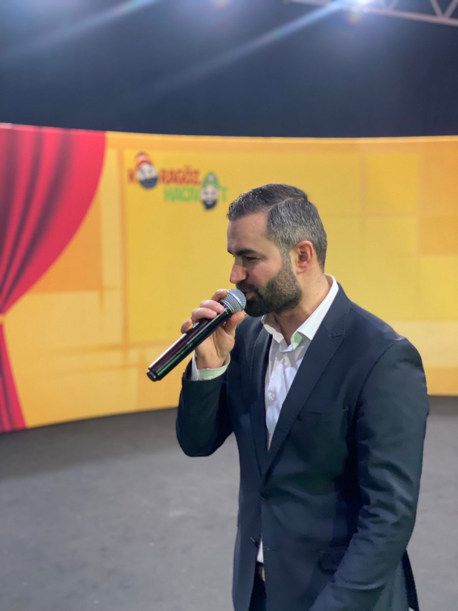 At stage. Chefkok CZN Burak
#performance #stage #host