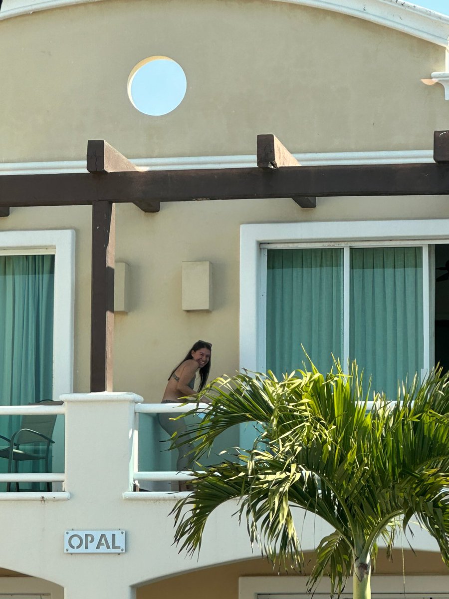 marcrypted's tweet image. Spotted at #CriptoMaza2023 🌊@marcrypted taking selfies 🤳