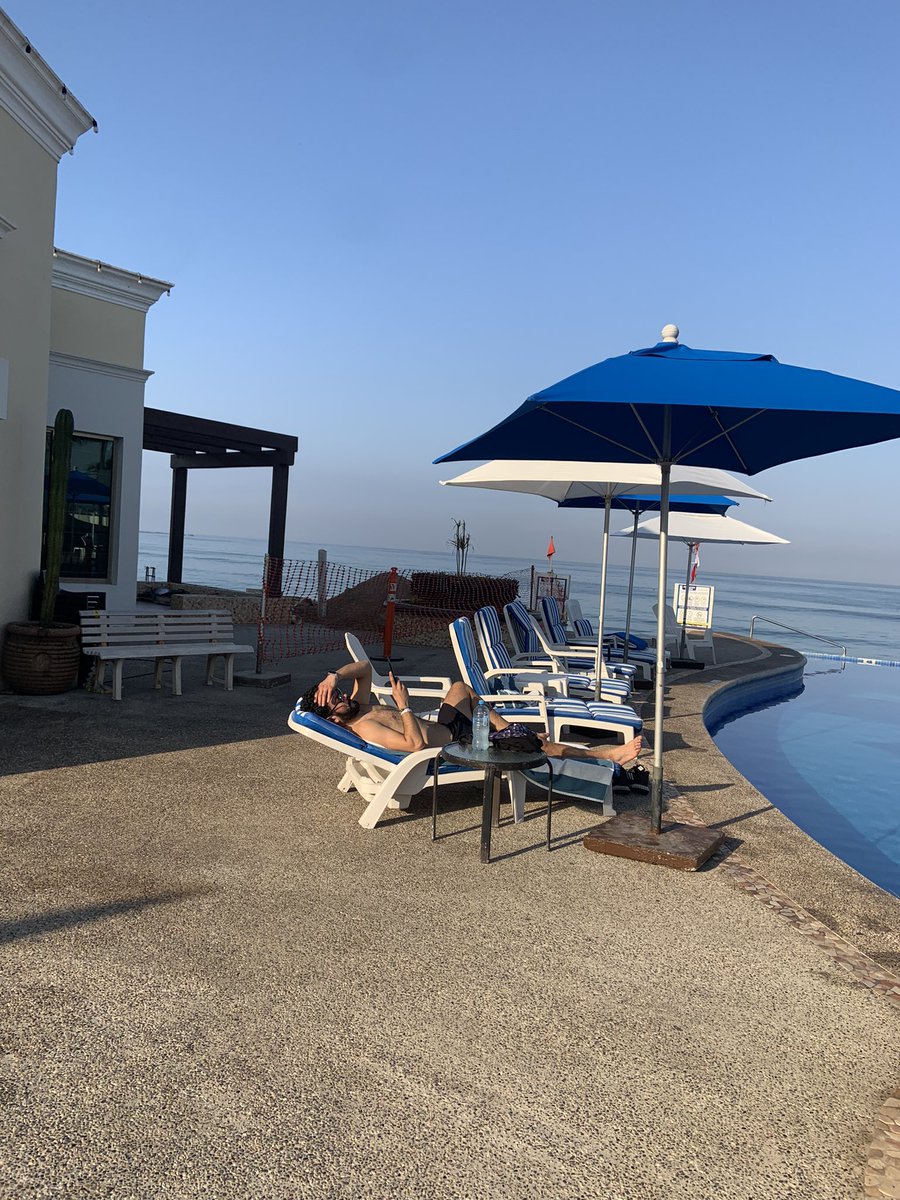 marcrypted's tweet image. Spotted at #CriptoMaza2023  🌊@eliandecrypto taking a sunbath ☀️