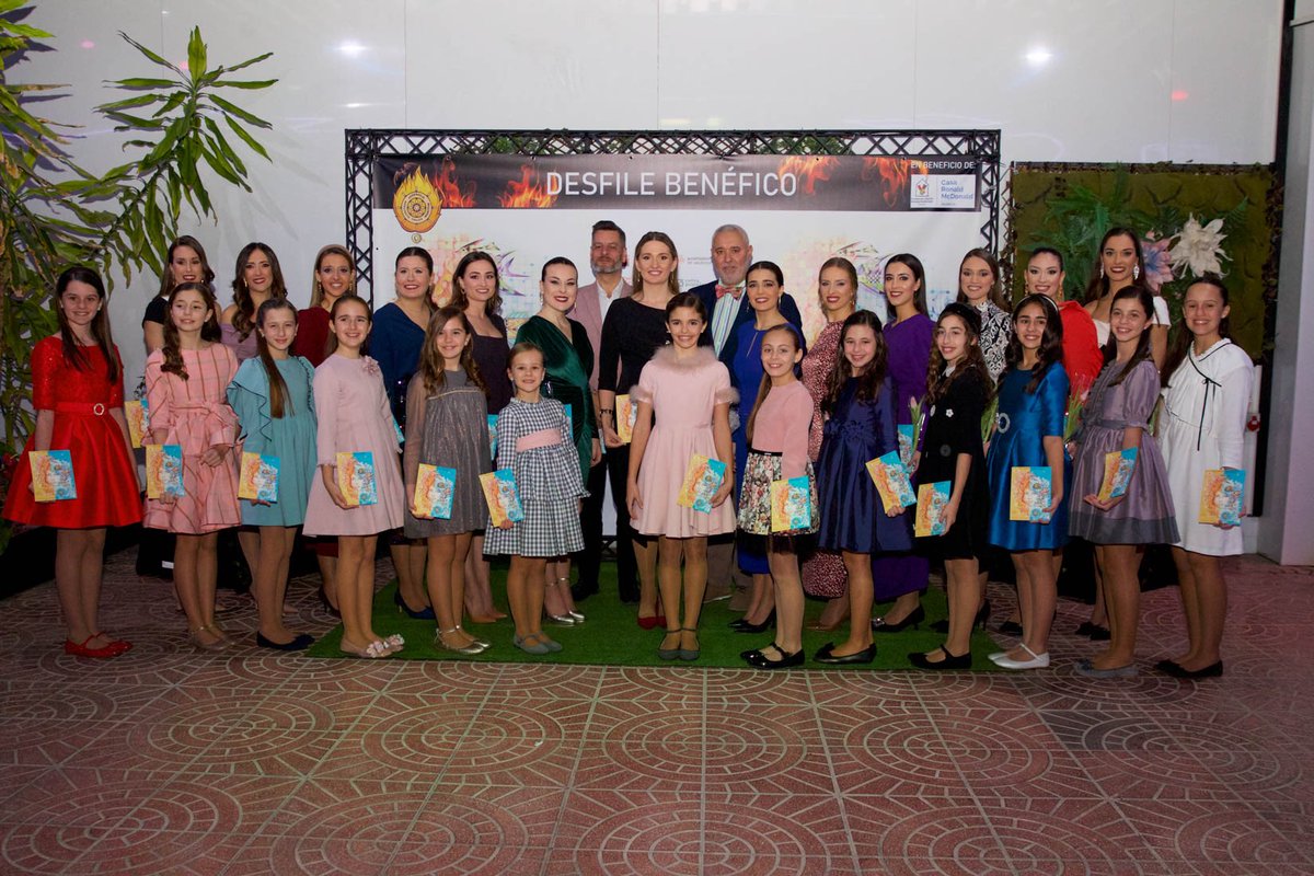 JCF_Valencia's tweet photo. 👸👗 L’agrupació @fallasmaritimo va celebrar anit una desfilada benèfica a favor de la @CasaRonaldVLC. Ens encanten estes iniciatives que aposten per la #SolidaritatFallera i per això no es van perdre l’acte les #FFMMV i les Corts d’Honor! 👏
#Falles23 https://t.co/ixrJWDAwcA