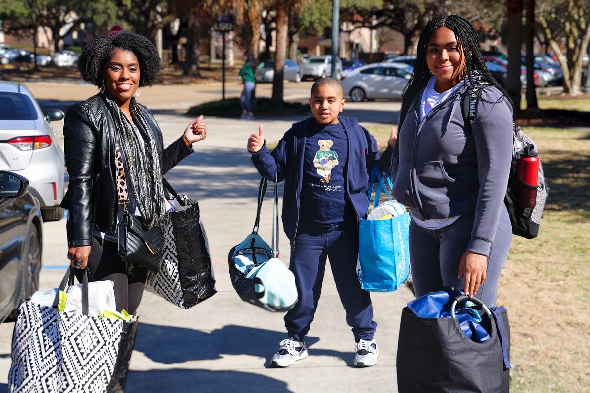 LSUResLife's tweet photo. Welcome (back) home, Tigers!💜💛

#LSU #myLSUhome https://t.co/4PyZQuHSAq