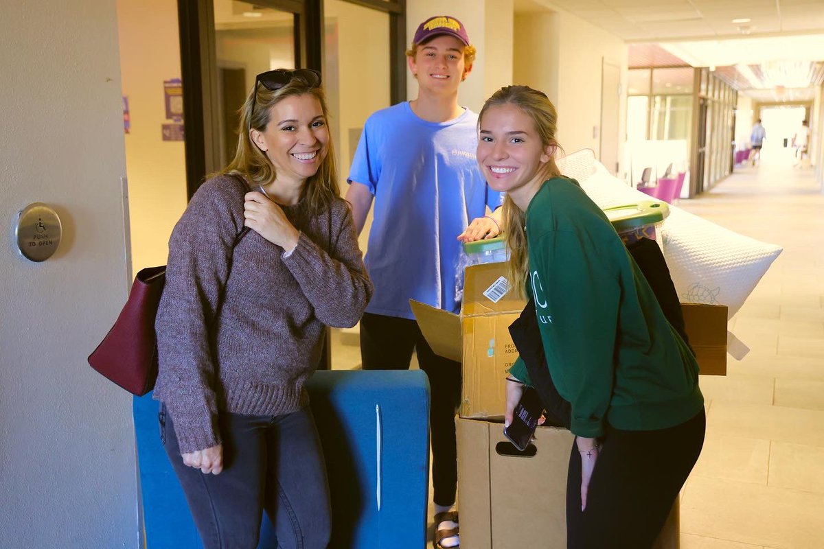 LSUResLife's tweet photo. Welcome (back) home, Tigers!💜💛

#LSU #myLSUhome https://t.co/4PyZQuHSAq