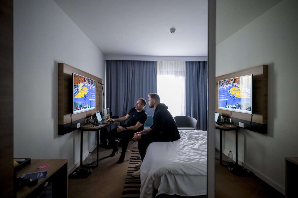 MattiasA_1's tweet photo. Before the game is after the game is before the game is after the game is before the game…
Life as a goalkeeper coach at a big tournament.
#GoalkeeperCoach #Handball #AlwaysImprove #Prepare
📸: Sascha Klahn https://t.co/inoG0492dR