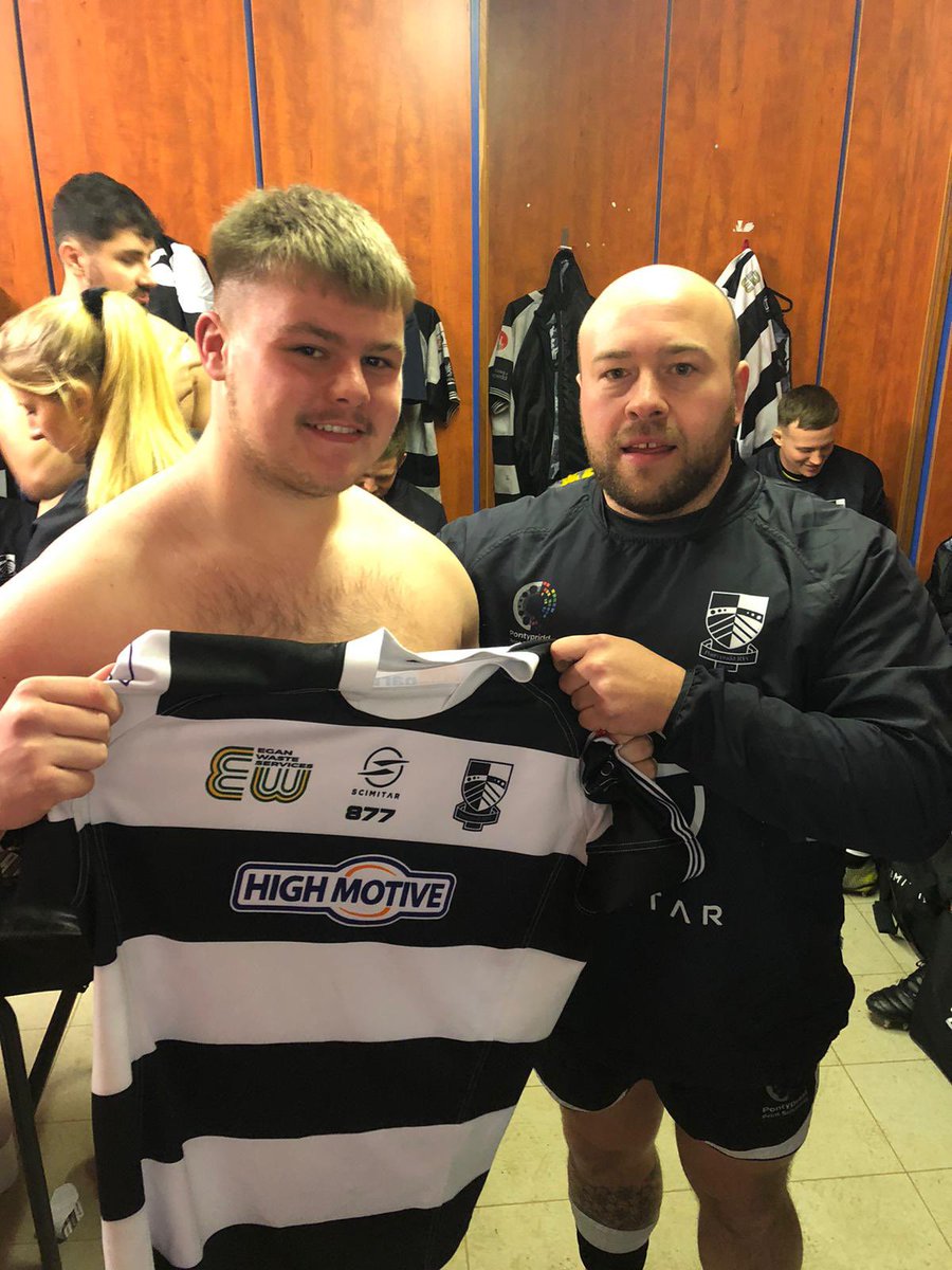 𝙇𝙡𝙤𝙣𝙜𝙮𝙛𝙖𝙧𝙘𝙝𝙞𝙖𝙙𝙖𝙪 | 𝘾𝙤𝙣𝙜𝙧𝙖𝙩𝙪𝙡𝙖𝙩𝙞𝙤𝙣𝙨 to Gavin Parry who made his first senior appearance for us this afternoon 🙌

@Gavin93562105 🤝 <a href="/rob_jones90/">Robert Jones</a>

#WeArePonty ⚫️⚪️