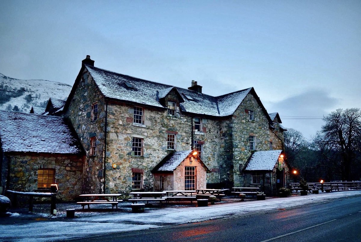 john_a_photo's tweet photo. The Drovers Inn, the 300 year old pub by Loch Lomond 😊🏴🥃 @VisitScotland @BeingScots @StormHour @ScotsMagazine #droversinn #scotland https://t.co/xHxrT8J9KF