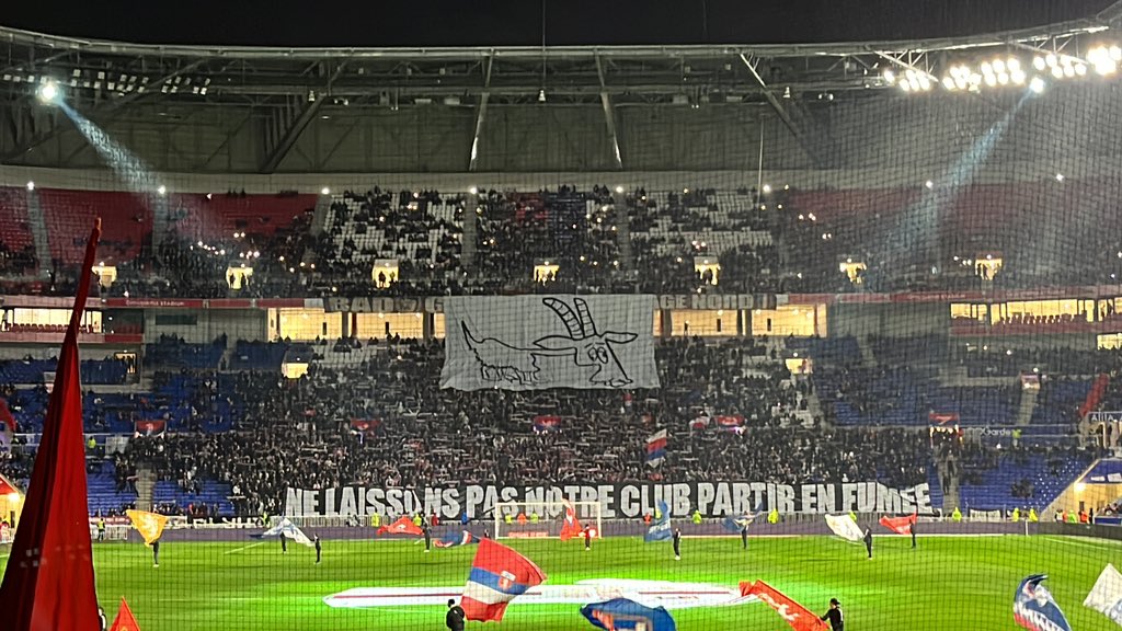 RodolpheKoller's tweet photo. La chèvre de Gerland est de retour, soirée houleuse en perspective https://t.co/g3Wn1HgTXt